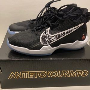 Freak 2 Nike Antetokounmpo sneakers. Size 3Y. Brand new with box